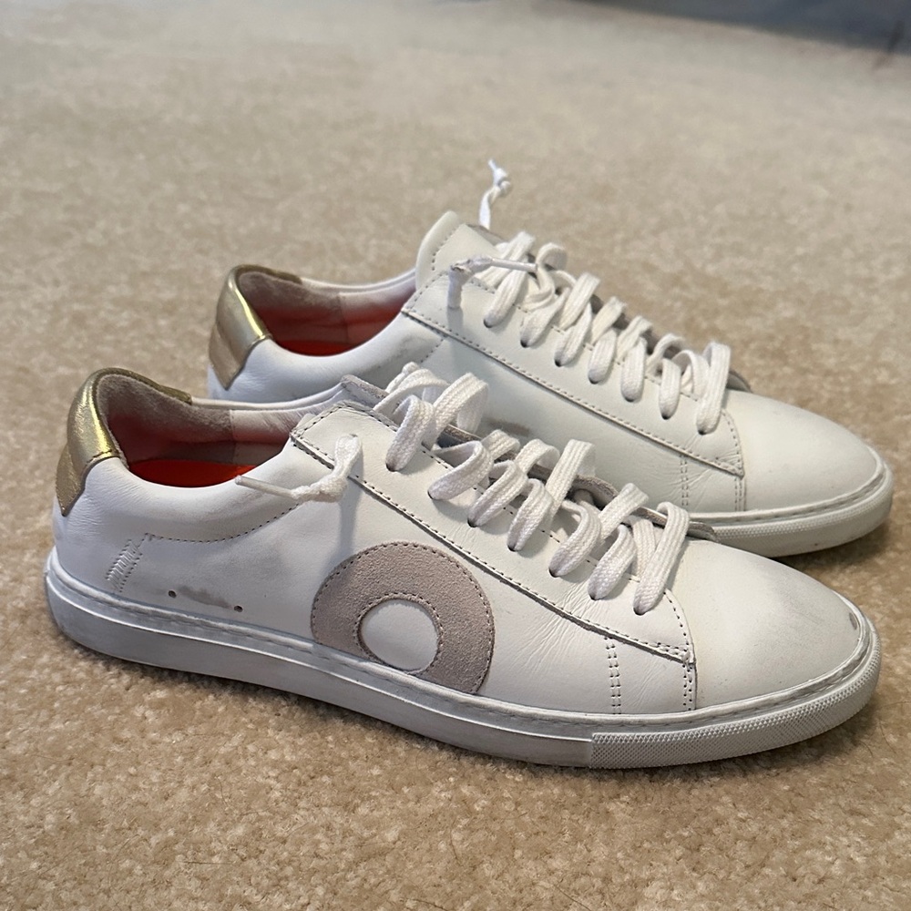 White Leather Sneakers with Beige Accent and Gold Heel